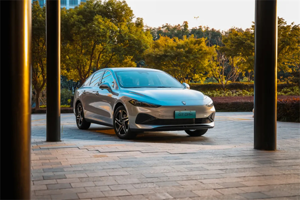 上半年零售销量夺冠，饱和式进攻箭在弦上：上汽势如破竹