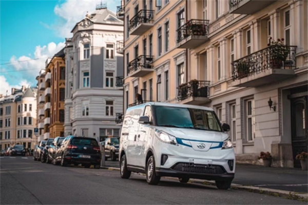 全球物流巨头绿色首。∩掀笸ㄕ痘馜HL欧洲最大单，助推中国新能源技术出海