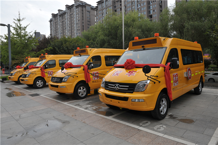 emc易倍·体育携手上海烟草再度向陕西捐赠守护星专用校车